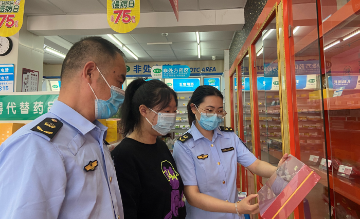 圖為臨海市市場監(jiān)管局執(zhí)法人員在一家藥店檢查藥品儲存情況。