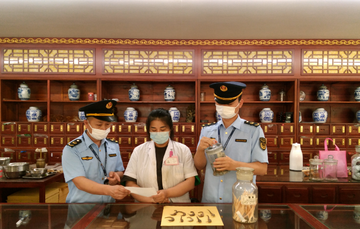 圖為南潯區(qū)市場(chǎng)監(jiān)管局執(zhí)法人員對(duì)一家藥品經(jīng)營(yíng)企業(yè)所售海馬制品進(jìn)行核查。