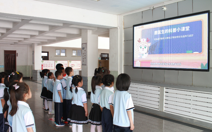 圖為錦州市某小學(xué)利用課間休息時(shí)間為學(xué)生播放兒童化妝品科普宣傳視頻。