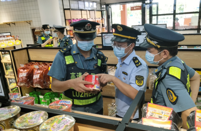 圖為6月27日，于都縣市場(chǎng)監(jiān)管局執(zhí)法人員在于都北服務(wù)區(qū)一家超市內(nèi)檢查是否存在經(jīng)營(yíng)過(guò)期食品問(wèn)題。