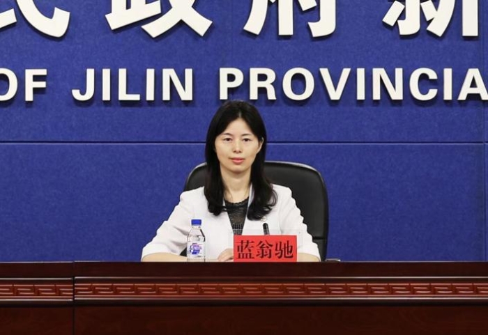圖為吉林省藥監(jiān)局黨組成員、副局長(zhǎng)藍(lán)翁馳介紹有關(guān)情況并答記者問。