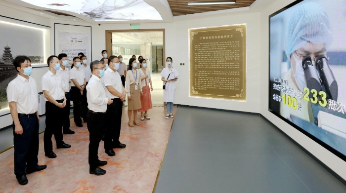 圖為調(diào)研組參觀中藥民族藥標(biāo)本館。（程奇攝）