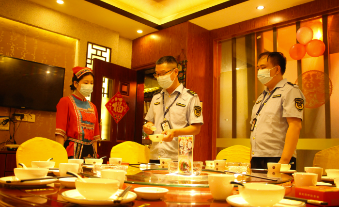 圖為鐘山縣市場(chǎng)監(jiān)管局執(zhí)法人員在一家飯店檢查餐飲具清洗消毒情況。