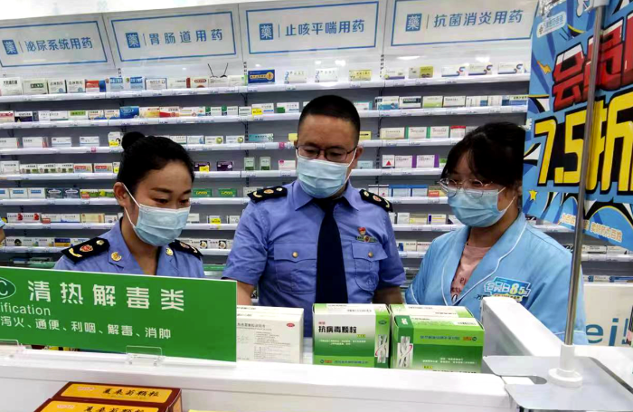 圖為涪陵區(qū)江東街道市場監(jiān)管所執(zhí)法人員在一家藥店檢查藥品。