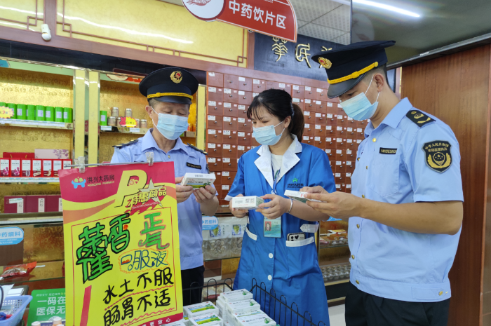 圖為南豐縣市場監(jiān)管局執(zhí)法人員在一家零售藥店檢查。