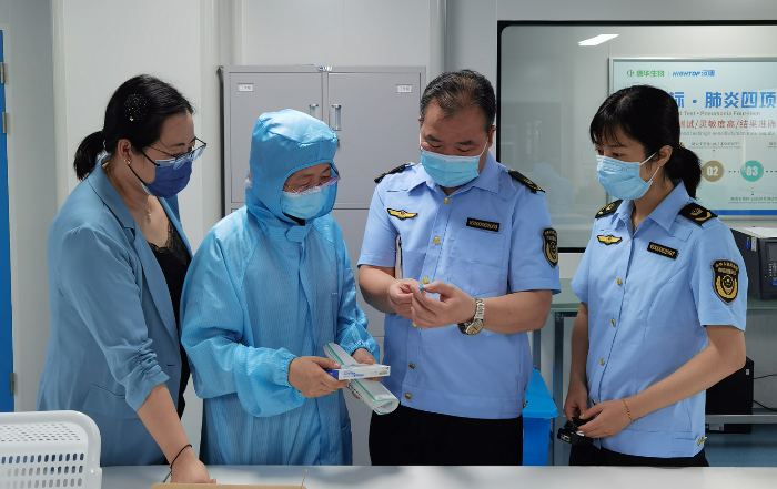 圖為山東省藥監(jiān)局執(zhí)法人員在一家企業(yè)包裝間對(duì)未包裝的產(chǎn)品成品進(jìn)行現(xiàn)場(chǎng)檢查。