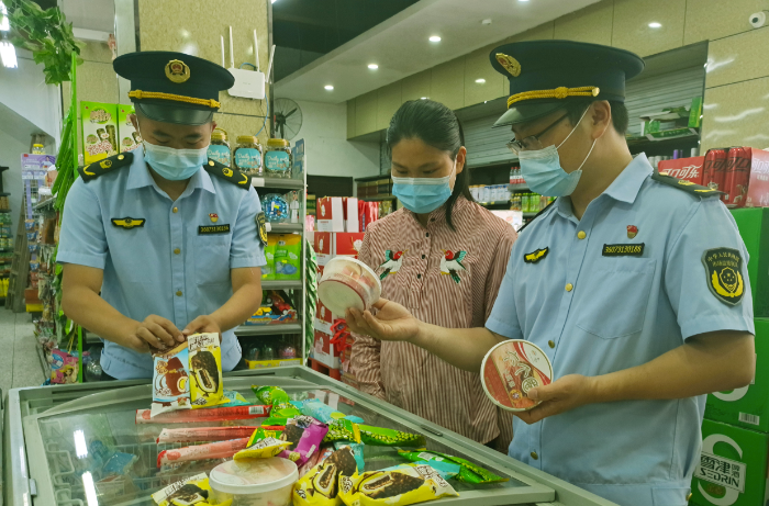圖為7月14日，于都縣市場監(jiān)管局執(zhí)法人員在一家冷飲店檢查冷飲食品標簽標識。