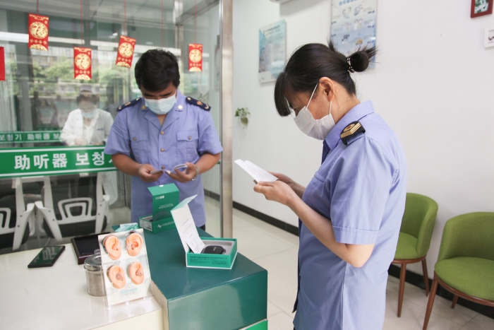 圖為執(zhí)法人員檢查助聽器經(jīng)營(yíng)企業(yè)產(chǎn)品質(zhì)量安全。
