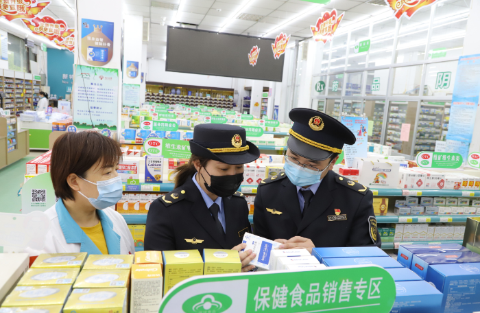 圖為沂南縣市場監(jiān)管局執(zhí)法人員在一家藥店保健食品專區(qū)檢查。