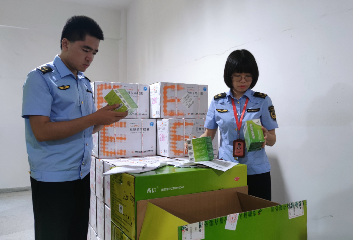 圖為第二檢查所執(zhí)法人員在一家藥品生產(chǎn)企業(yè)檢查特殊藥品質(zhì)量。