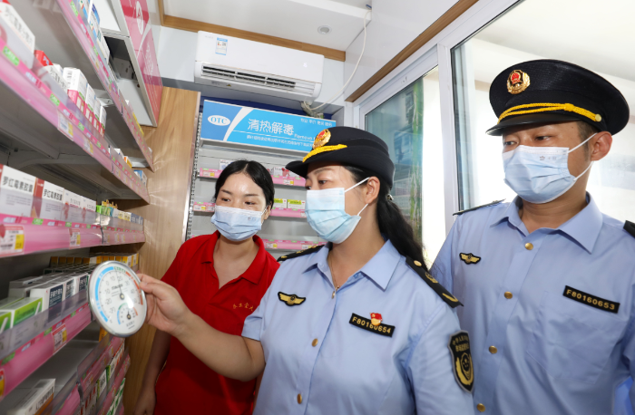 圖為淮北市市場監(jiān)管局執(zhí)法人員在一家藥店檢查藥品存放環(huán)境。