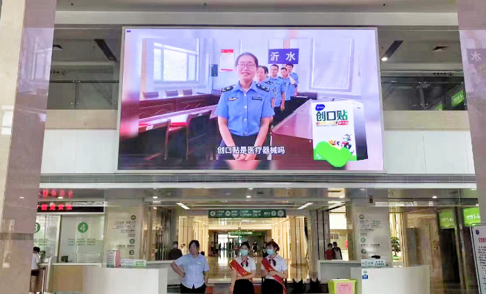 圖為宣傳活動主辦單位在一家醫(yī)院大廳屏幕上循環(huán)投放醫(yī)療器械科普視頻。