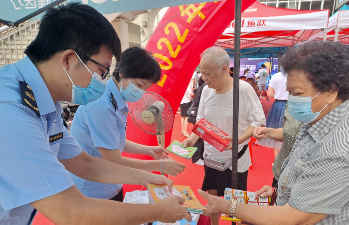 圖為南寧市市場(chǎng)監(jiān)管局執(zhí)法人員向市民發(fā)放醫(yī)療器械宣傳資料。