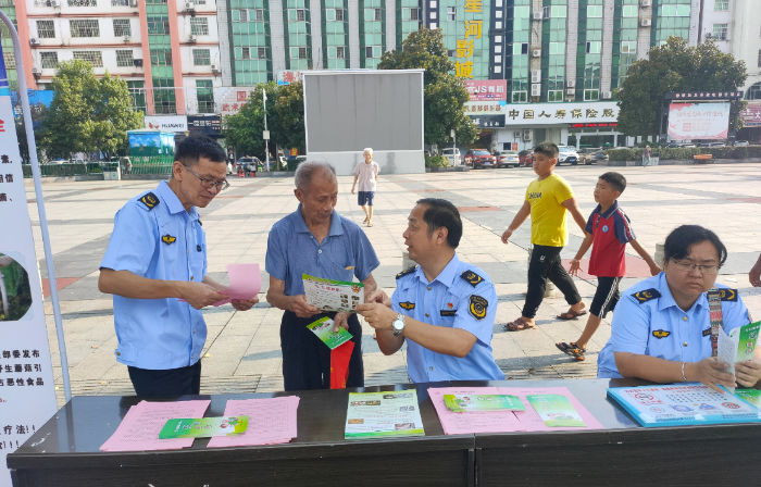 圖為主辦方向市民發(fā)放食品安全宣傳資料。