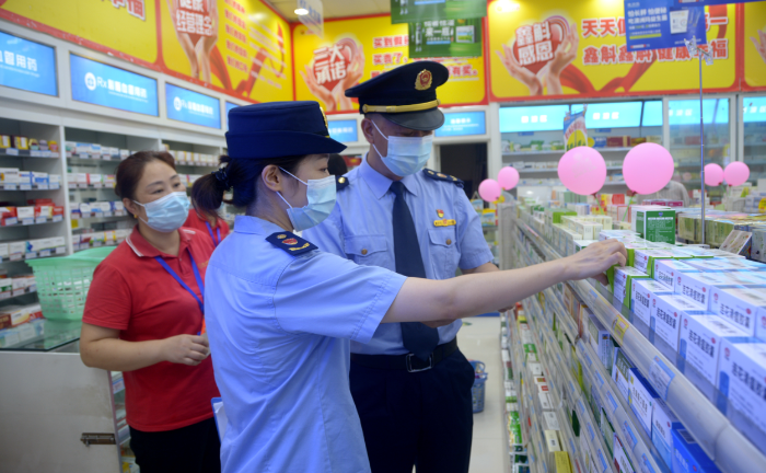 圖為涪陵區(qū)荔枝街道市場(chǎng)監(jiān)管所執(zhí)法人員在一家藥店檢查藥品儲(chǔ)存情況。