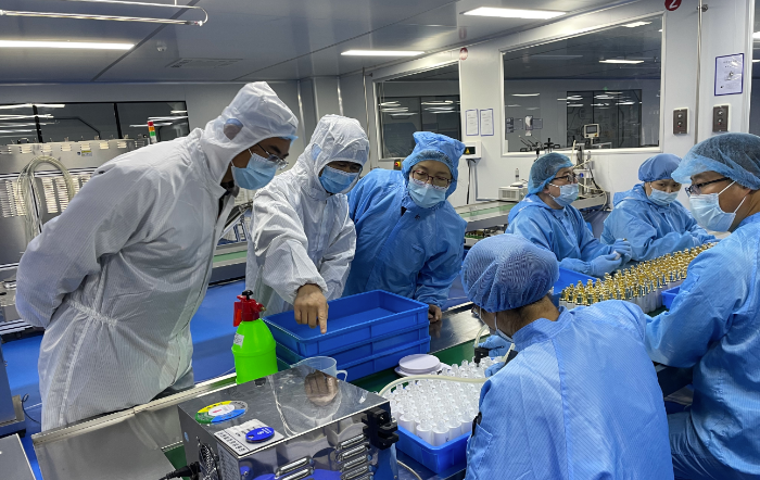 圖為第二分局檢查人員在一家化妝品生產(chǎn)企業(yè)進(jìn)行檢查指導(dǎo)。