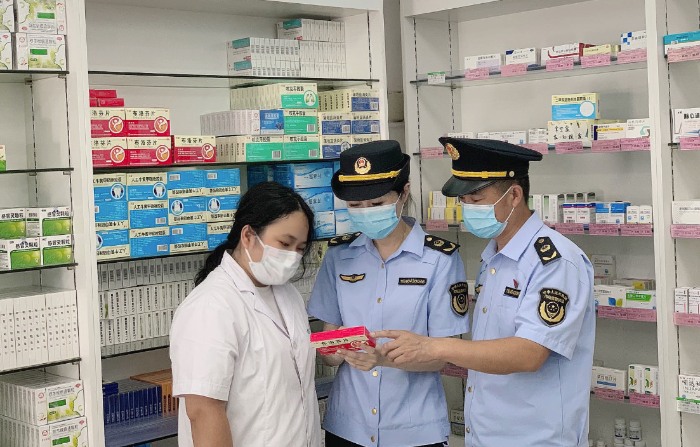 圖為該局執(zhí)法人員在一家藥店查看藥品存儲溫濕度控制情況。