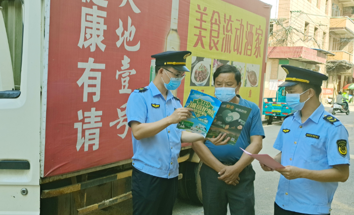 圖為8月9日，于都縣市場監(jiān)管局執(zhí)法人員在鄉(xiāng)鎮(zhèn)對流動酒家進行檢查。