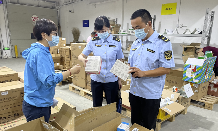 圖為山東省藥監(jiān)局執(zhí)法人員對(duì)不合格藥品庫(kù)存情況進(jìn)行檢查。