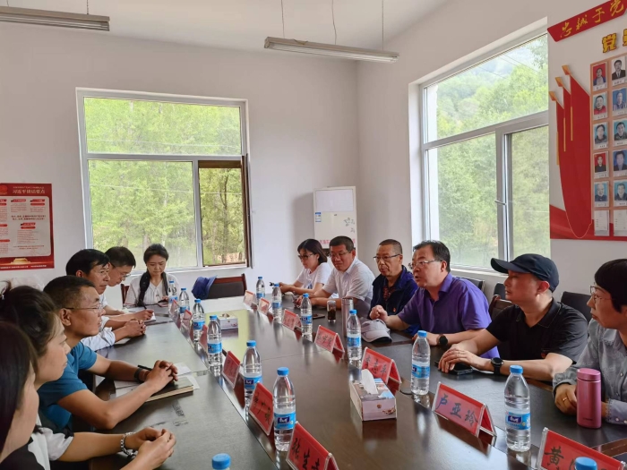 圖為青海省藥監(jiān)局第三黨支部和國藥控股青海公司黨支部與古鄯鎮(zhèn)黨委政府領(lǐng)導(dǎo)、聯(lián)合村兩委以及部分群眾進行座談交流。(曾夢霞 攝)