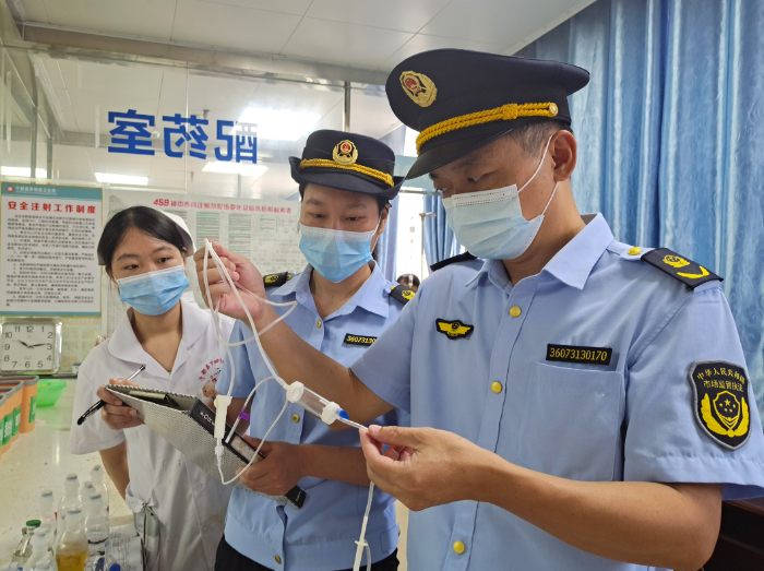 圖為8月15日，該局執(zhí)法人員在一家鄉(xiāng)鎮(zhèn)衛(wèi)生院檢查無菌和植入性醫(yī)療器械。