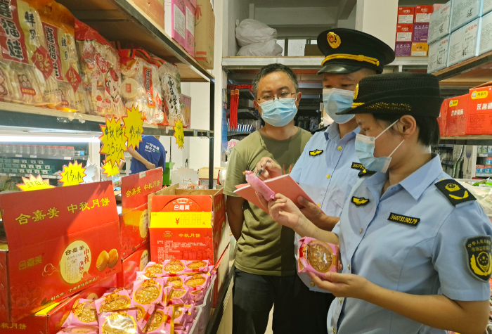 圖為8月15日，該局執(zhí)法人員在一家商超檢查月餅質(zhì)量。
