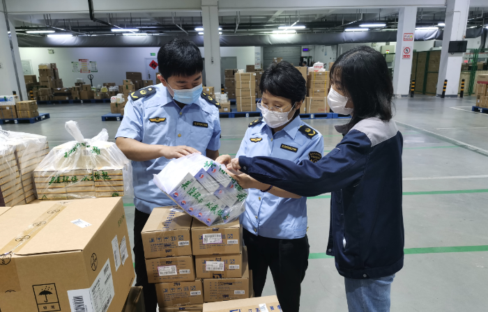 圖為第一分局監(jiān)管人員在一家藥品經(jīng)營企業(yè)檢查藥品儲存條件。