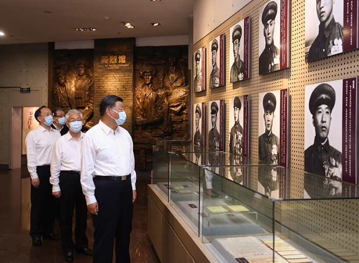 8月16日至17日，中共中央總書記、國(guó)家主席、中央軍委主席習(xí)近平在遼寧考察。這是16日下午，習(xí)近平在錦州市考察遼沈戰(zhàn)役紀(jì)念館。新華社記者 鞠鵬 攝
