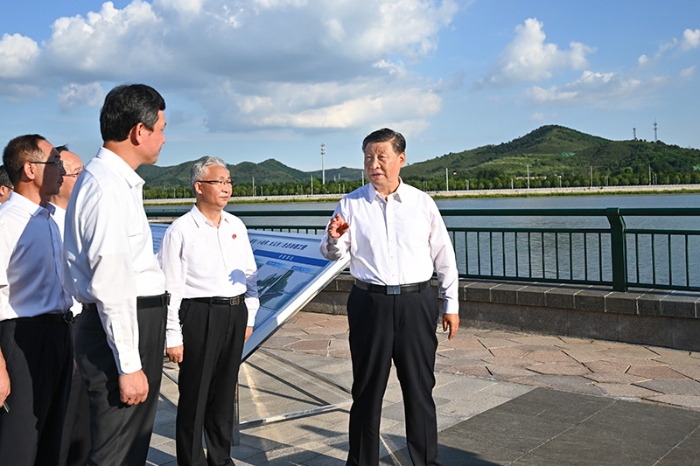 8月16日至17日，中共中央總書記、國(guó)家主席、中央軍委主席習(xí)近平在遼寧考察。這是16日下午，習(xí)近平在錦州市考察小凌河和女兒河環(huán)境綜合整治情況，聽(tīng)取遼寧省防汛工作情況匯報(bào)，并就做好防汛工作、提高災(zāi)害防御能力作出重要指示。新華社記者 燕雁 攝