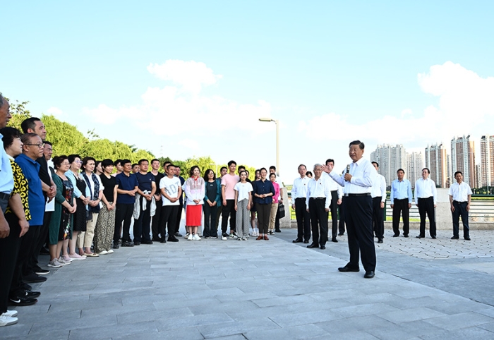 8月16日至17日，中共中央總書記、國(guó)家主席、中央軍委主席習(xí)近平在遼寧考察。這是16日下午，習(xí)近平在錦州市東湖森林公園察看小凌河沿岸生態(tài)環(huán)境時(shí)，同正在休閑、進(jìn)行文化活動(dòng)的群眾親切交流。新華社記者 燕雁 攝
