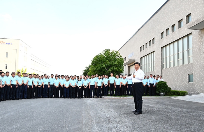 8月16日至17日，中共中央總書記、國(guó)家主席、中央軍委主席習(xí)近平在遼寧考察。這是17日下午，習(xí)近平在沈陽(yáng)新松機(jī)器人自動(dòng)化股份有限公司考察時(shí)，同企業(yè)員工代表親切交流。新華社記者 燕雁 攝