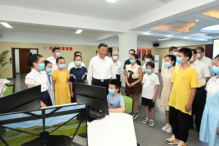 8月16日至17日，中共中央總書記、國(guó)家主席、中央軍委主席習(xí)近平在遼寧考察。這是17日下午，習(xí)近平在沈陽(yáng)市皇姑區(qū)三臺(tái)子街道牡丹社區(qū)群眾活動(dòng)中心，同幸福教育課堂的孩子們親切交流。新華社記者 申宏 攝