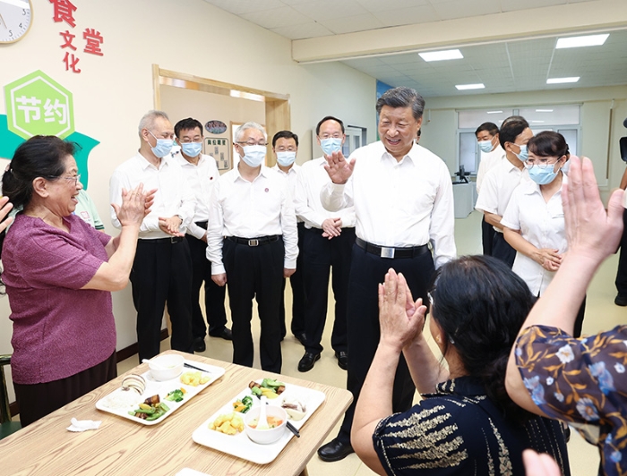 8月16日至17日，中共中央總書記、國(guó)家主席、中央軍委主席習(xí)近平在遼寧考察。這是17日下午，習(xí)近平在沈陽(yáng)市皇姑區(qū)三臺(tái)子街道牡丹社區(qū)老年餐廳，同正在用餐的老人們親切交流。新華社記者 鞠鵬 攝