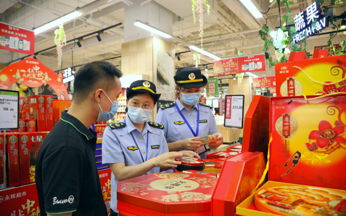 圖為8月19日，南寧市市場監(jiān)管局經(jīng)開分局執(zhí)法人員在轄區(qū)一家超市檢查月餅標(biāo)識。