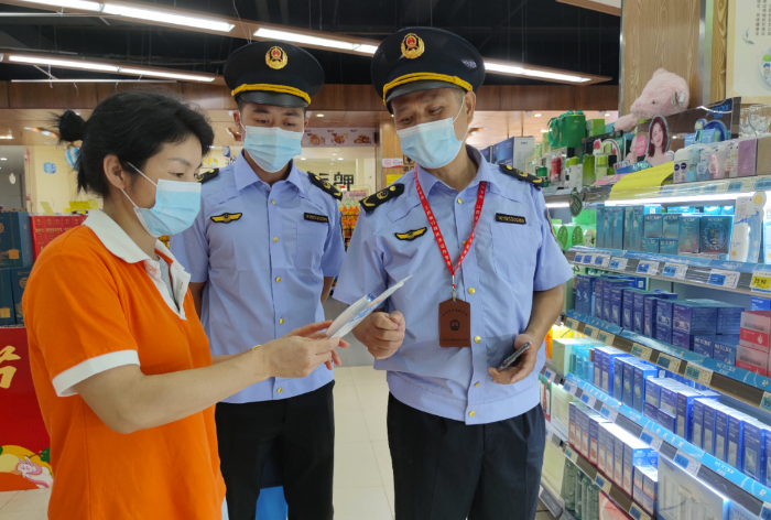 圖為8月24日，該局執(zhí)法人員在一家超市化妝品專柜檢查防曬霜質(zhì)量。