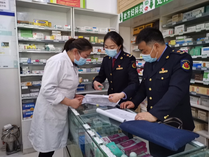 圖為督導(dǎo)組檢查藥品零售企業(yè)購(gòu)買(mǎi)“四類藥品”實(shí)名登記情況。（才讓卓瑪 攝）