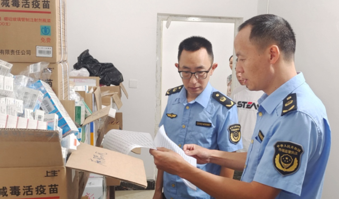 圖為新田縣市場(chǎng)監(jiān)管局執(zhí)法人員清點(diǎn)報(bào)廢疫苗實(shí)物。
