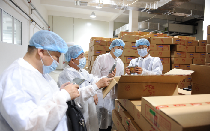 圖為該局工作人員在一家月餅生產(chǎn)企業(yè)檢查月餅質(zhì)量。
