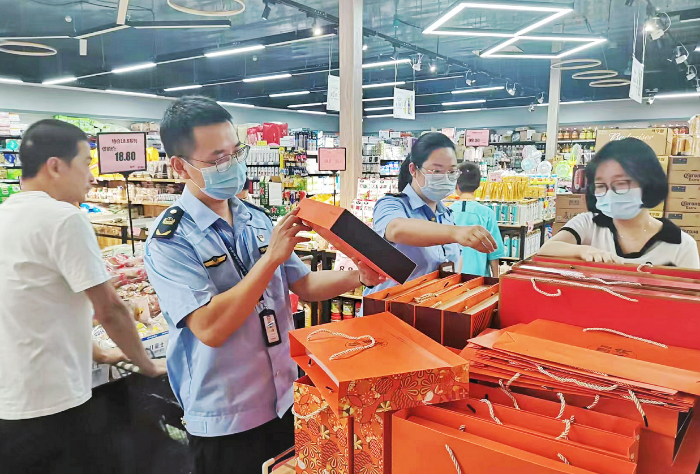 圖為該局執(zhí)法人員在一家商超檢查月餅包裝。