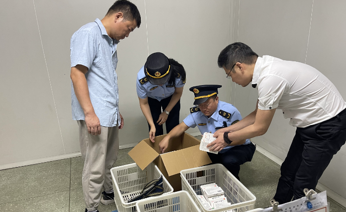 圖為山東省藥監(jiān)局執(zhí)法人員在該公司清點不合格藥品數(shù)量。