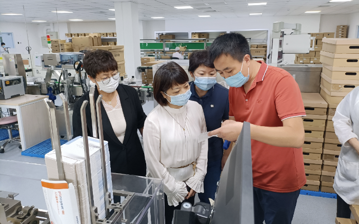 圖為醫(yī)療器械注冊(cè)處調(diào)研員在愛(ài)博諾德（北京）醫(yī)療科技股份有限公司開(kāi)展現(xiàn)場(chǎng)調(diào)研。