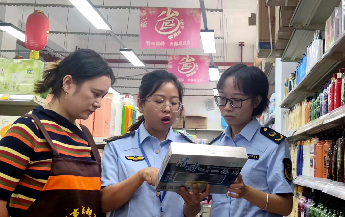 圖為9月16日，該局焦石鎮(zhèn)市場監(jiān)管所執(zhí)法人員在一家超市檢查化妝品質量。