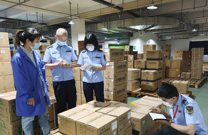 圖為第二檢查所檢查組在一家企業(yè)檢查集采中選藥品質(zhì)量。