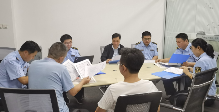 圖為第一分局監(jiān)管人員檢查企業(yè)相關(guān)資質(zhì)是否齊全。