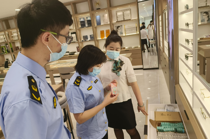 圖為該局執(zhí)法人員在眼鏡零售企業(yè)檢查在售彩色隱形眼鏡。