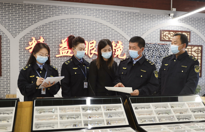 圖為該局執(zhí)法人員在一家眼鏡店檢查彩色隱形眼鏡進(jìn)貨記錄。