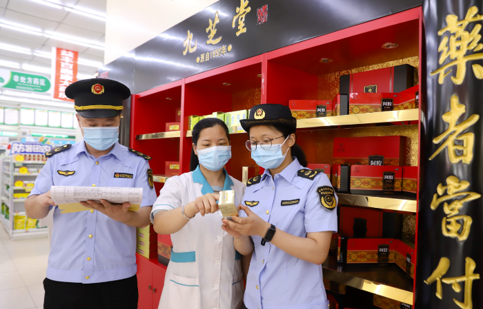 圖為9月23日，該局監(jiān)管人員在一家零售藥店檢查。