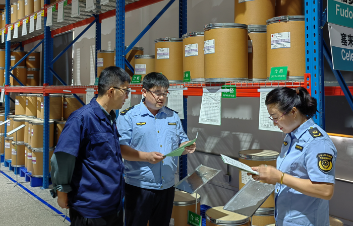 圖為第四分局執(zhí)法人員在一家藥包材使用企業(yè)檢查供貨商檔案。