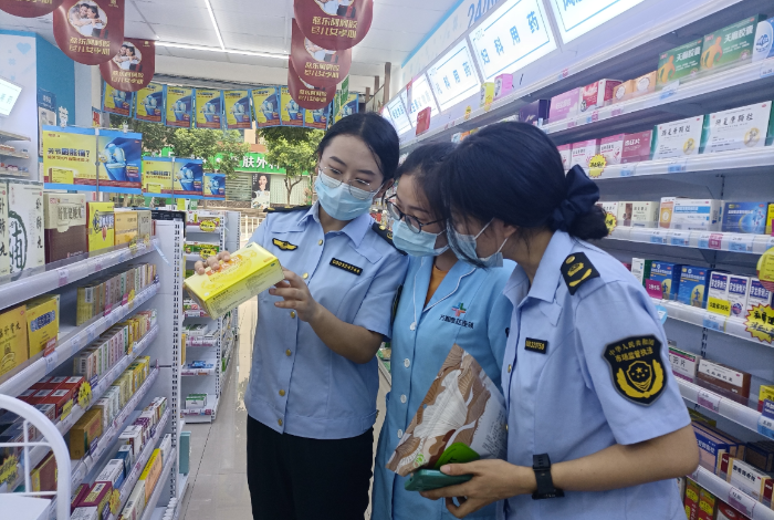 圖為9月20日，該局馬鞍街道市場(chǎng)監(jiān)管所執(zhí)法人員在一家藥店檢查。
