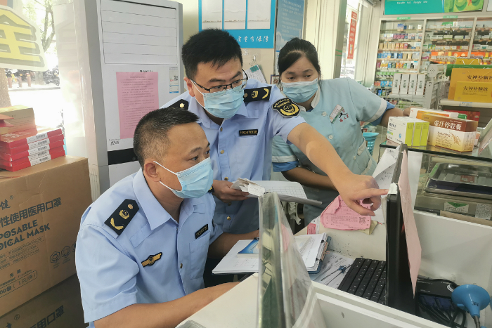 圖為該局執(zhí)法人員在景區(qū)一家藥店檢查“四類(lèi)藥品”購(gòu)藥信息登記。